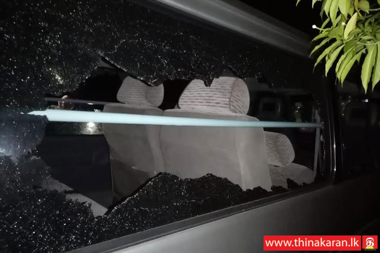 கோண்டாவிலில் வாகனத்தை அடித்து நொருக்கிய வாள் வெட்டு குழு-AAVA Group Attacked Van in Kondavil