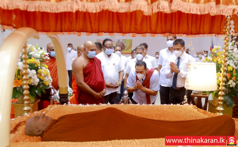 புத்தங்கல ஆனந்த தேரரின் பூதவுடலுக்கு பிரதமர் இறுதி அஞ்சலி-Buddangala Ananda Thero-PM Mahinda Rajapaksa Last Respect